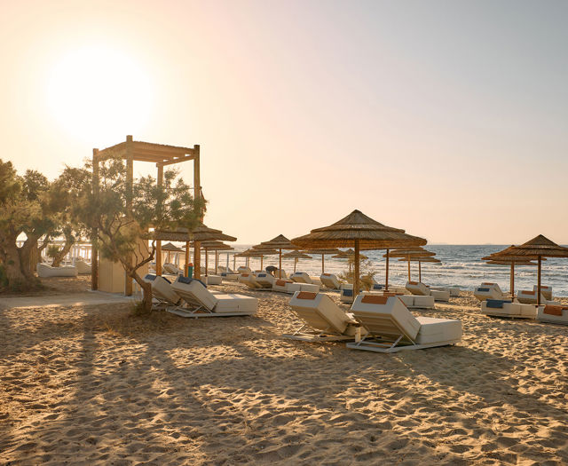 Paralos Kosta Alimia sandy beach with sunbeds, umbrellas and the sea in the background