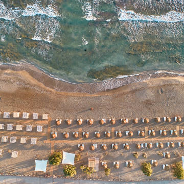 Paralos Kosta Alimia top-down view of the beach with umbrellas and sunbeds and the sea