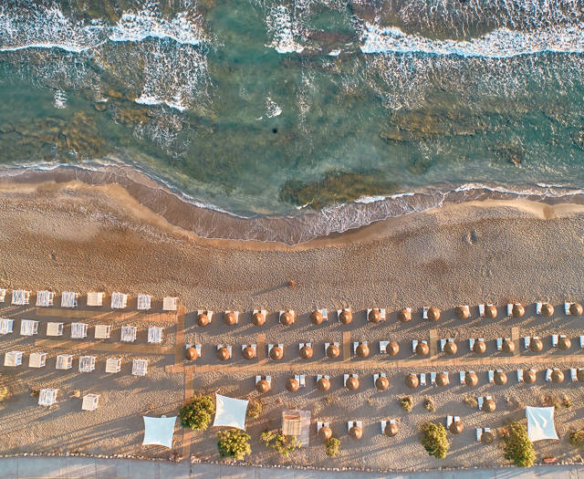 Paralos Kosta Alimia top-down view of the beach with umbrellas and sunbeds and the sea