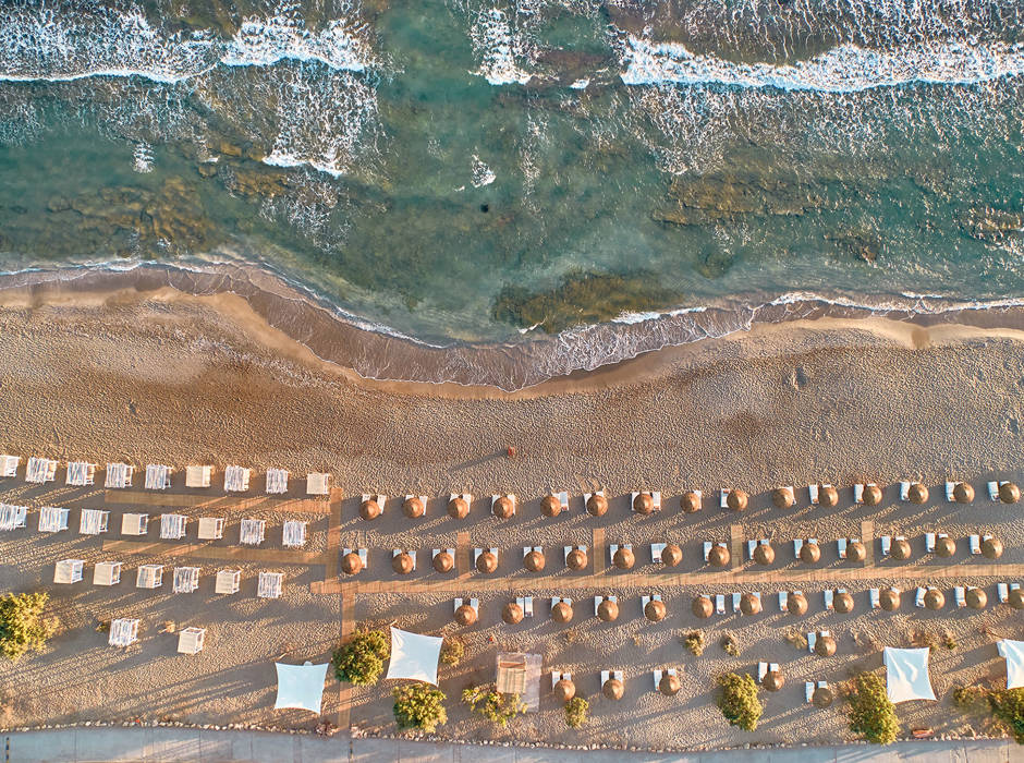 Paralos Kosta Alimia top-down view of the beach with umbrellas and sunbeds and the sea