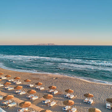 Paralos Kosta Alimia photo of the beach with sunbeds and umbrellas and the sea