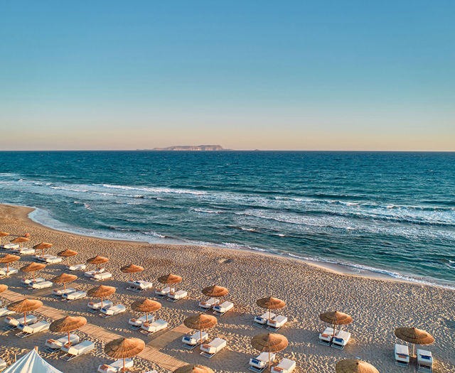 Paralos Kosta Alimia photo of the beach with sunbeds and umbrellas and the sea