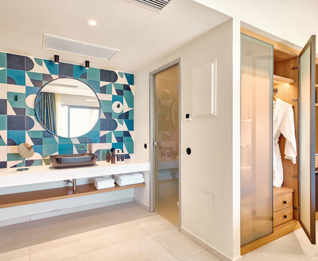 Paralos Kosta Alimia Double Room Direct Sea View closet, washbasin and the door to the bathroom