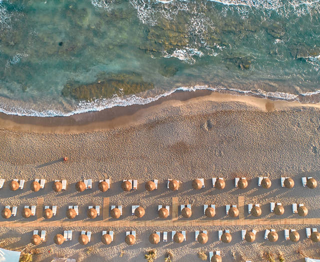 Paralos Kosta Alimia top-down view of the beach with umbrellas and sunbeds and the sea